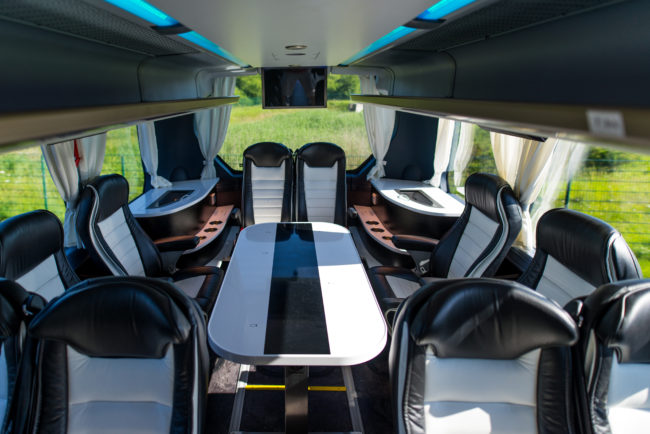 Lounge im Business-Premiumbus