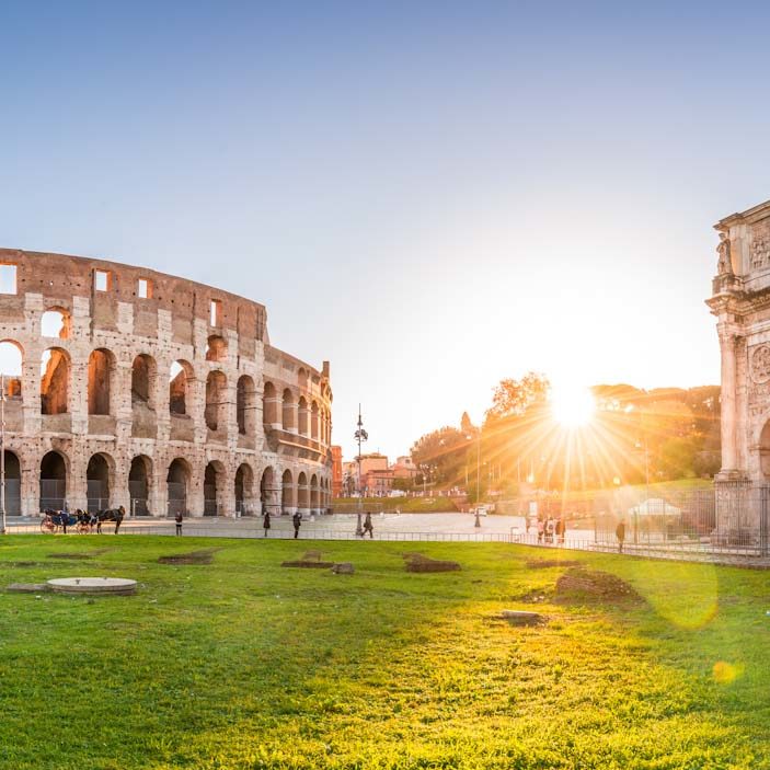 Panoramic view of Colosseum and Constantine arch at sunrise. Rom