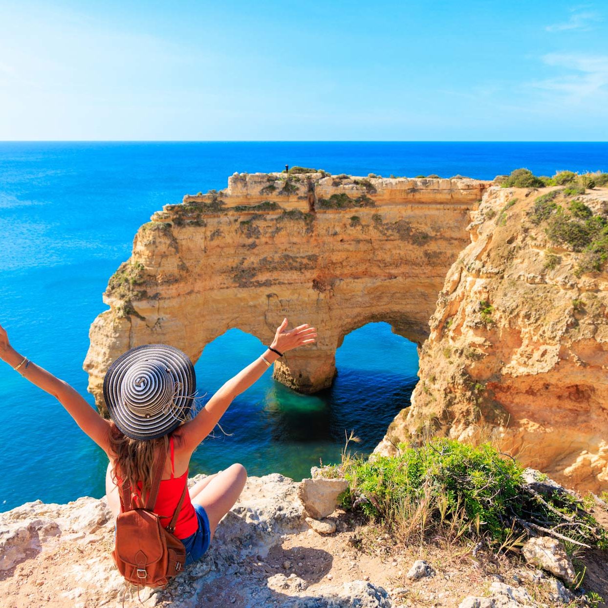 Tour tourism in Algarve- Happy summer holiday, travel in Europe- Happy woman tourist enjoying beautiful view of natural arch in atlantic ocean- Portugal, Carvoeiro