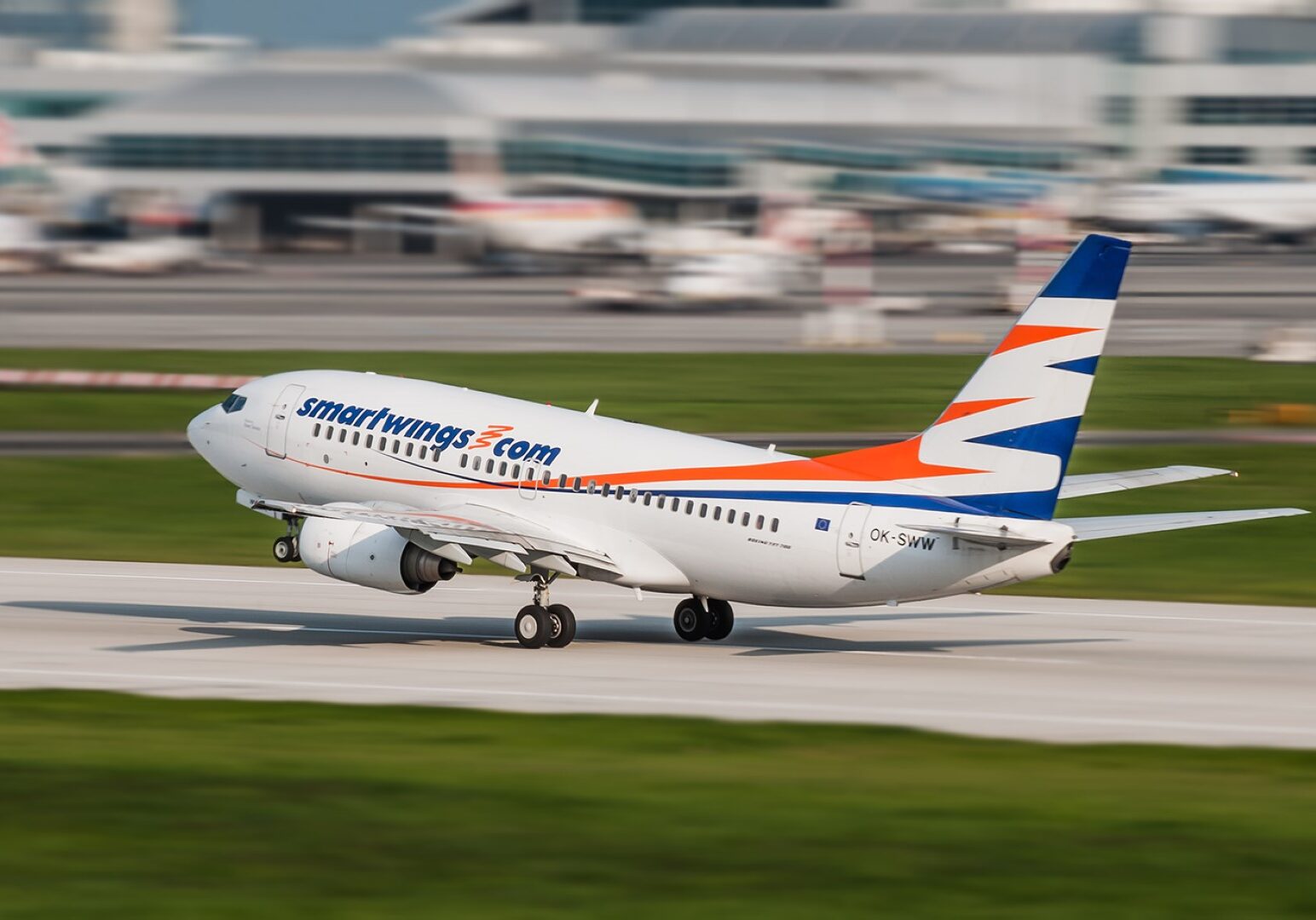 Flugzeug der Flotte Smartwings beim Abflug auf Startbahn